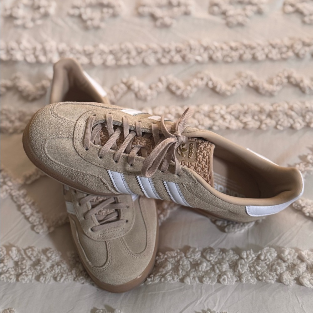 adidas Tan Sneakers Classic Low-Top Design